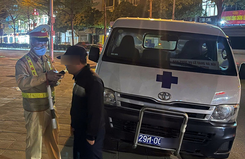 Cảnh sát kiểm tra nồng độ cồn với tài xế ô tô của nhà tang lễ - Ảnh: Đình Hiếu. Cảnh sát kiểm tra nồng độ cồn với tài xế ô tô của nhà tang lễ - Ảnh: Đình Hiếu.