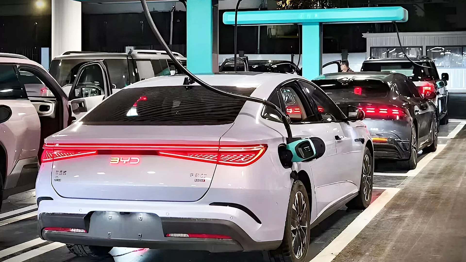 BYD ra mắt pin sạc siêu nhanh, ngang thời gian đổ xăng- Ảnh 1. BYD ra mắt pin sạc siêu nhanh, ngang thời gian đổ xăng- Ảnh 1.