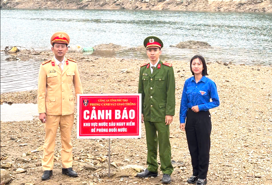 Ph&uacute; Thọ: R&agrave; so&aacute;t, cắm biển cảnh b&aacute;o khu vực nguy hiểm đề ph&ograve;ng tai nạn đuối nước- Ảnh 2.