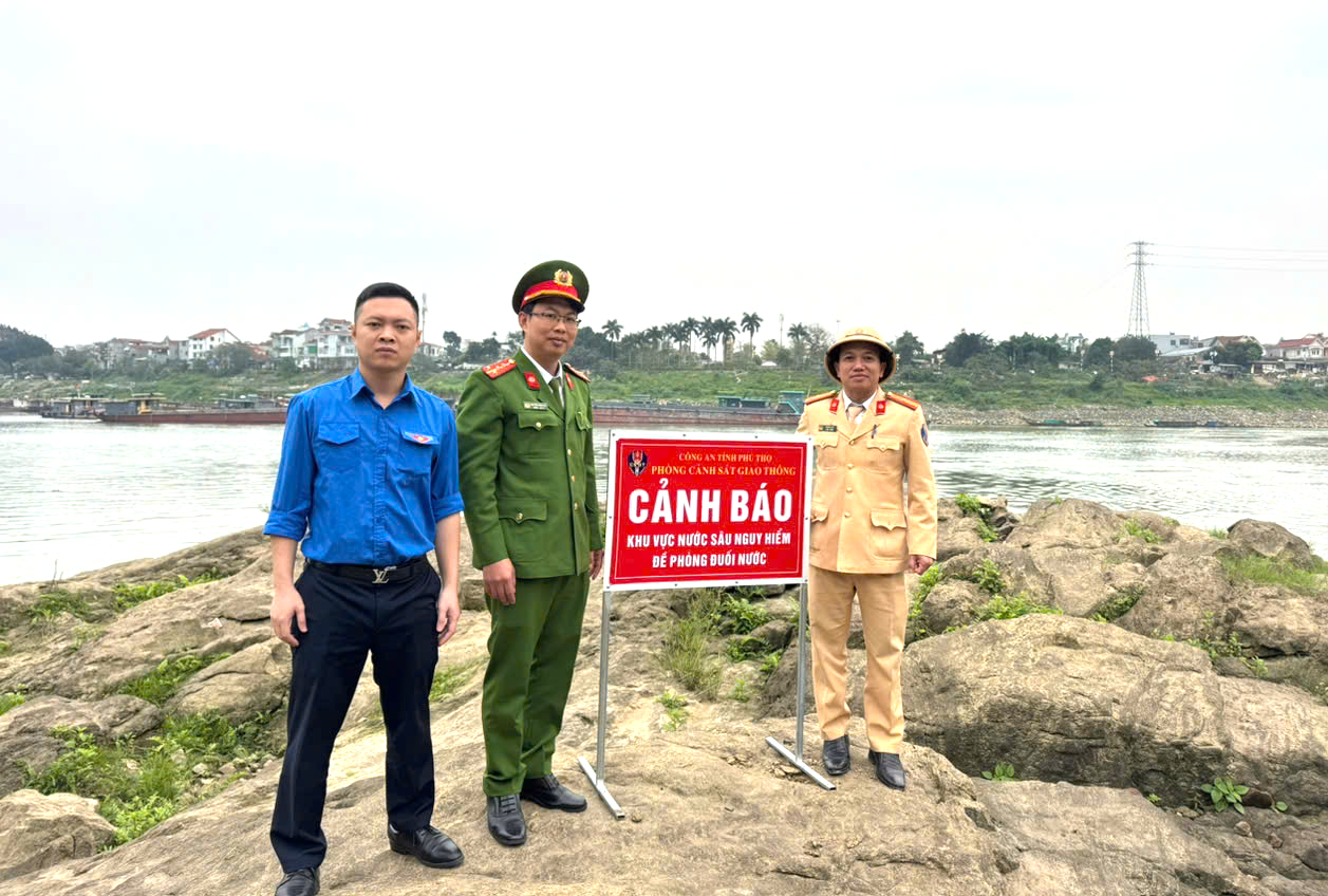 Ph&uacute; Thọ: R&agrave; so&aacute;t, cắm biển cảnh b&aacute;o khu vực nguy hiểm đề ph&ograve;ng tai nạn đuối nước- Ảnh 1.