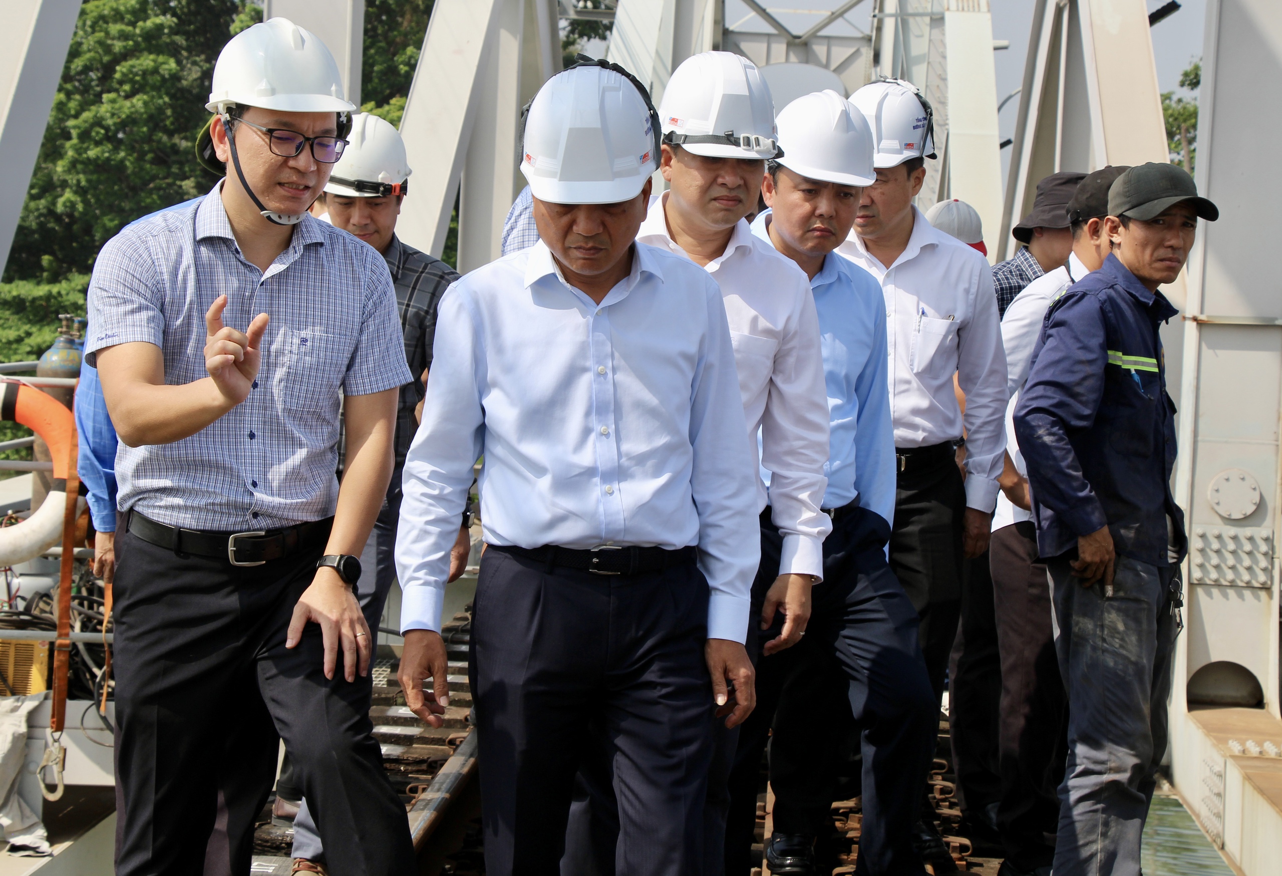 Thứ trưởng Nguyễn Danh Huy: Khẩn trương khắc phục sự cố, xử l&yacute; tr&aacute;ch nhiệm vụ cầu Ghềnh- Ảnh 3.