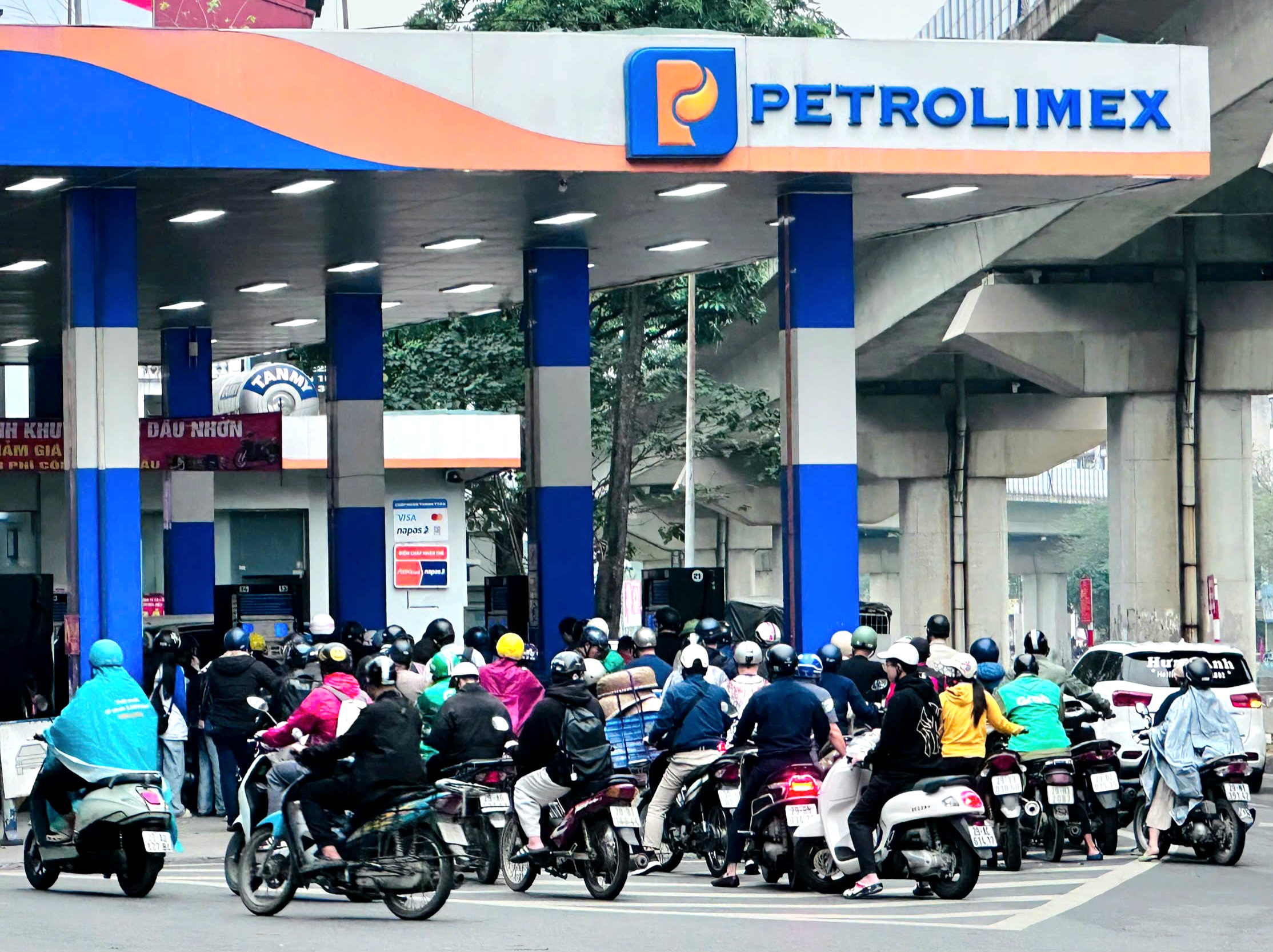 Đã đến lúc bình ổn giá xăng dầu- Ảnh 2.