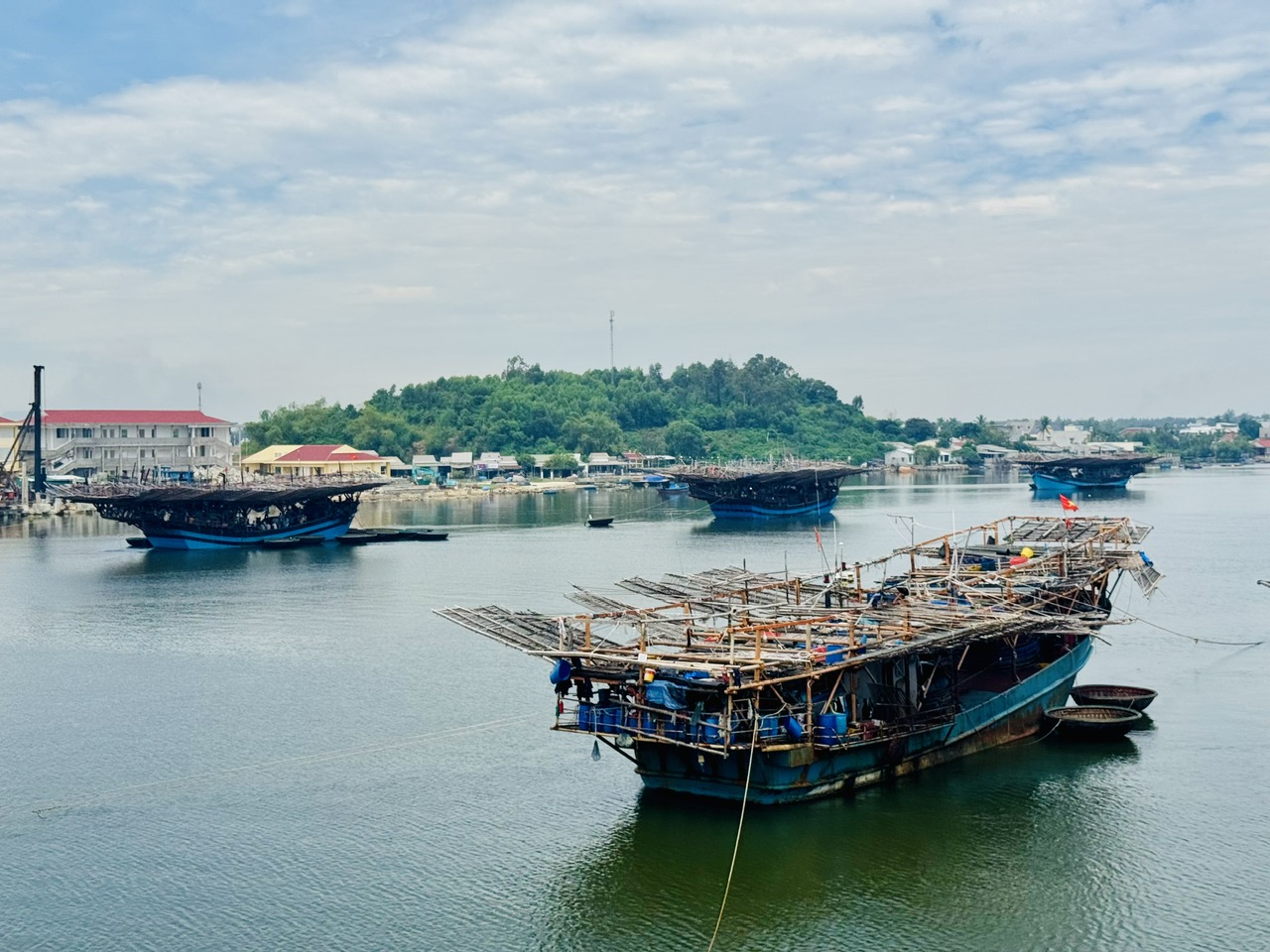 Hai t&agrave;u c&acirc;u mực tr&ocirc;i dạt tr&ecirc;n biển Quảng Ng&atilde;i, 70 ngư d&acirc;n cần gi&uacute;p đỡ- Ảnh 1.