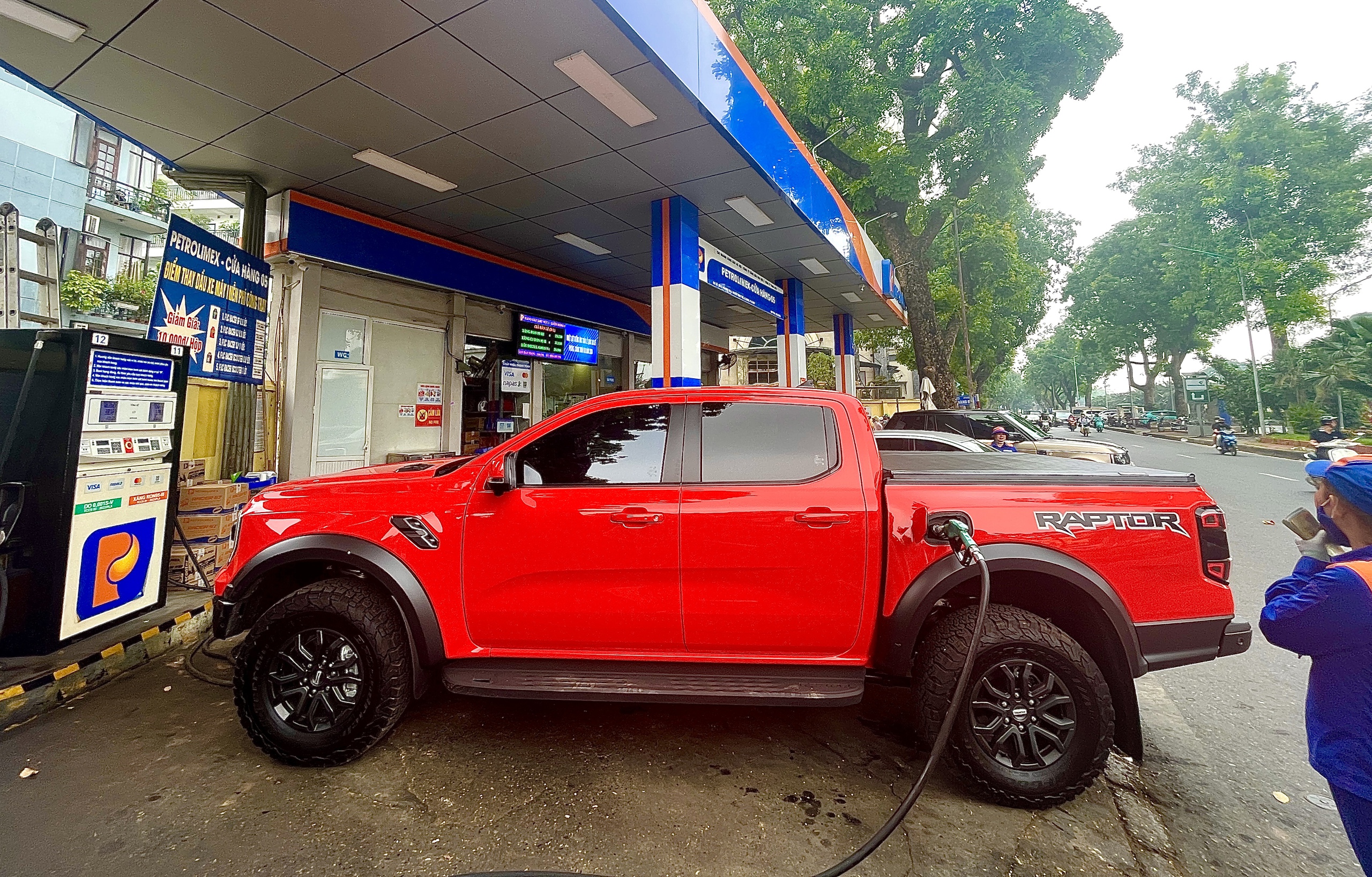 Giá xăng dầu tăng mạnh, người dùng quan tâm hơn xe xanh- Ảnh 1.