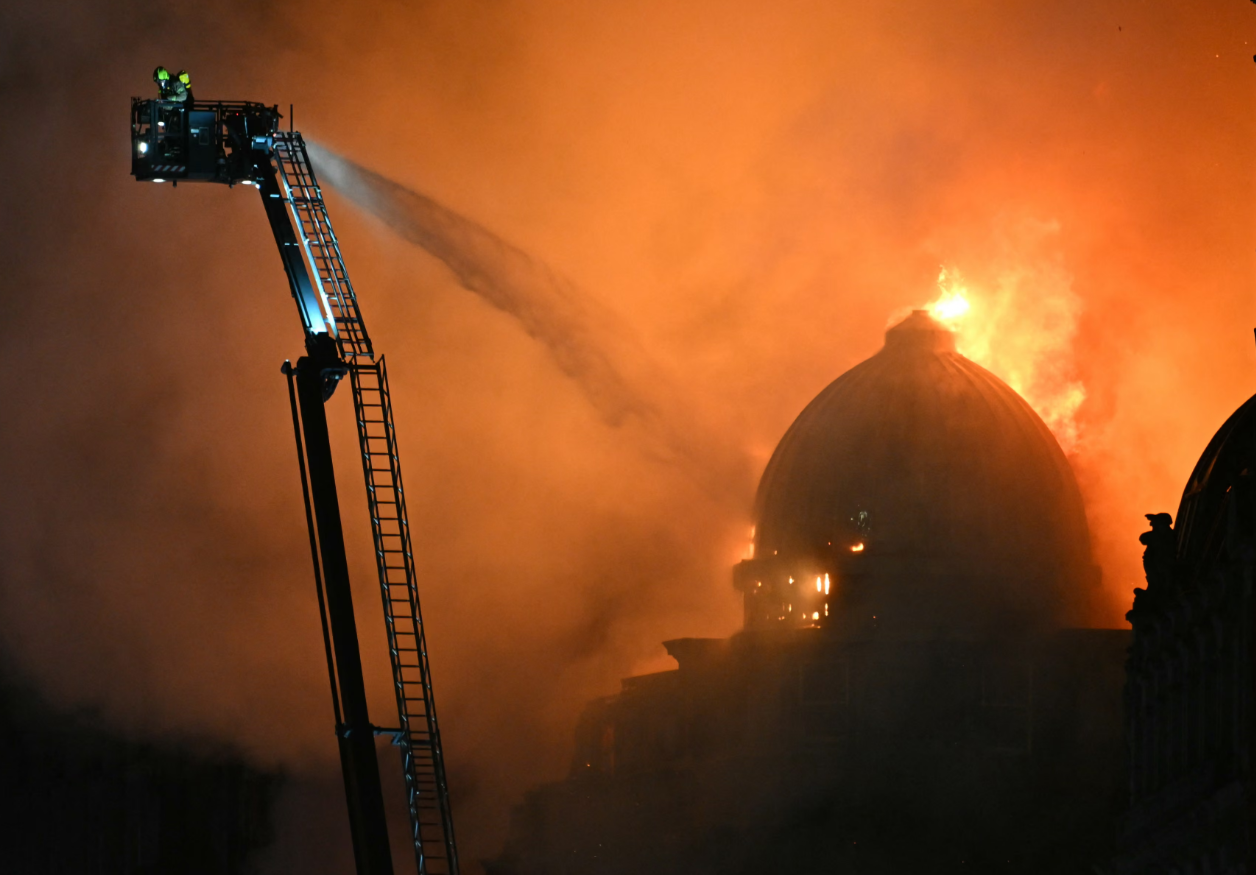 Hỏa hoạn nghi&ecirc;m trọng gần nh&agrave; ga bận rộn nhất Scotland, hoạt động đường sắt gi&aacute;n đoạn- Ảnh 1.