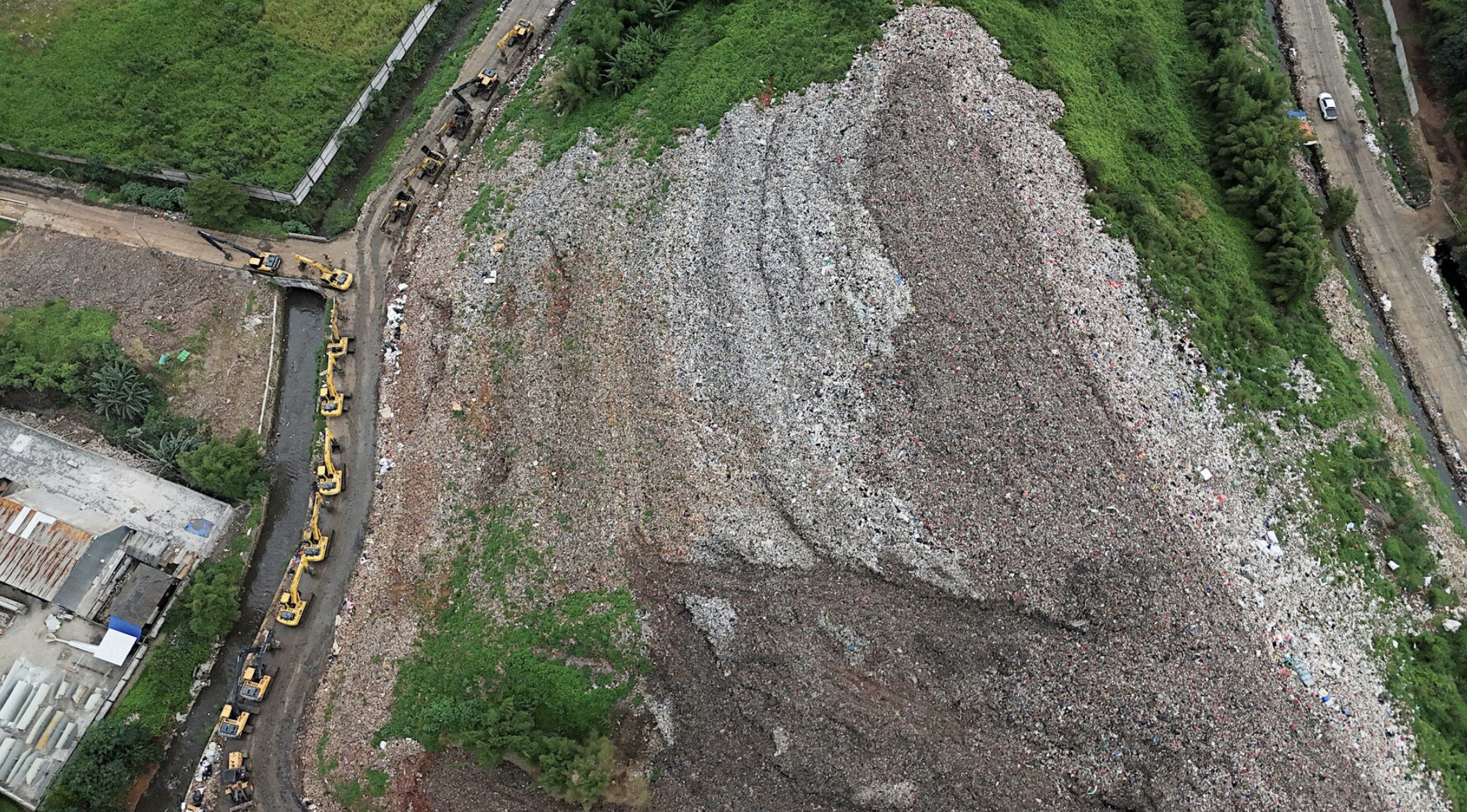 Sập n&uacute;i r&aacute;c tại b&atilde;i ch&ocirc;n lấp lớn nhất Indonesia khiến nhiều người thiệt mạng, mất t&iacute;ch- Ảnh 3.