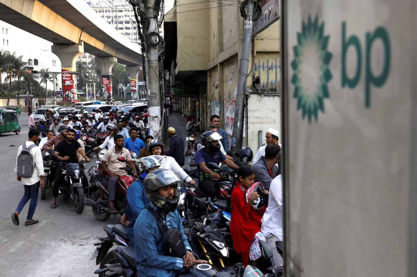 Bangladesh tạm đóng cửa toàn bộ trường đại học để tiết kiệm nhiên liệu- Ảnh 1. Bangladesh tạm đóng cửa toàn bộ trường đại học để tiết kiệm nhiên liệu- Ảnh 1.