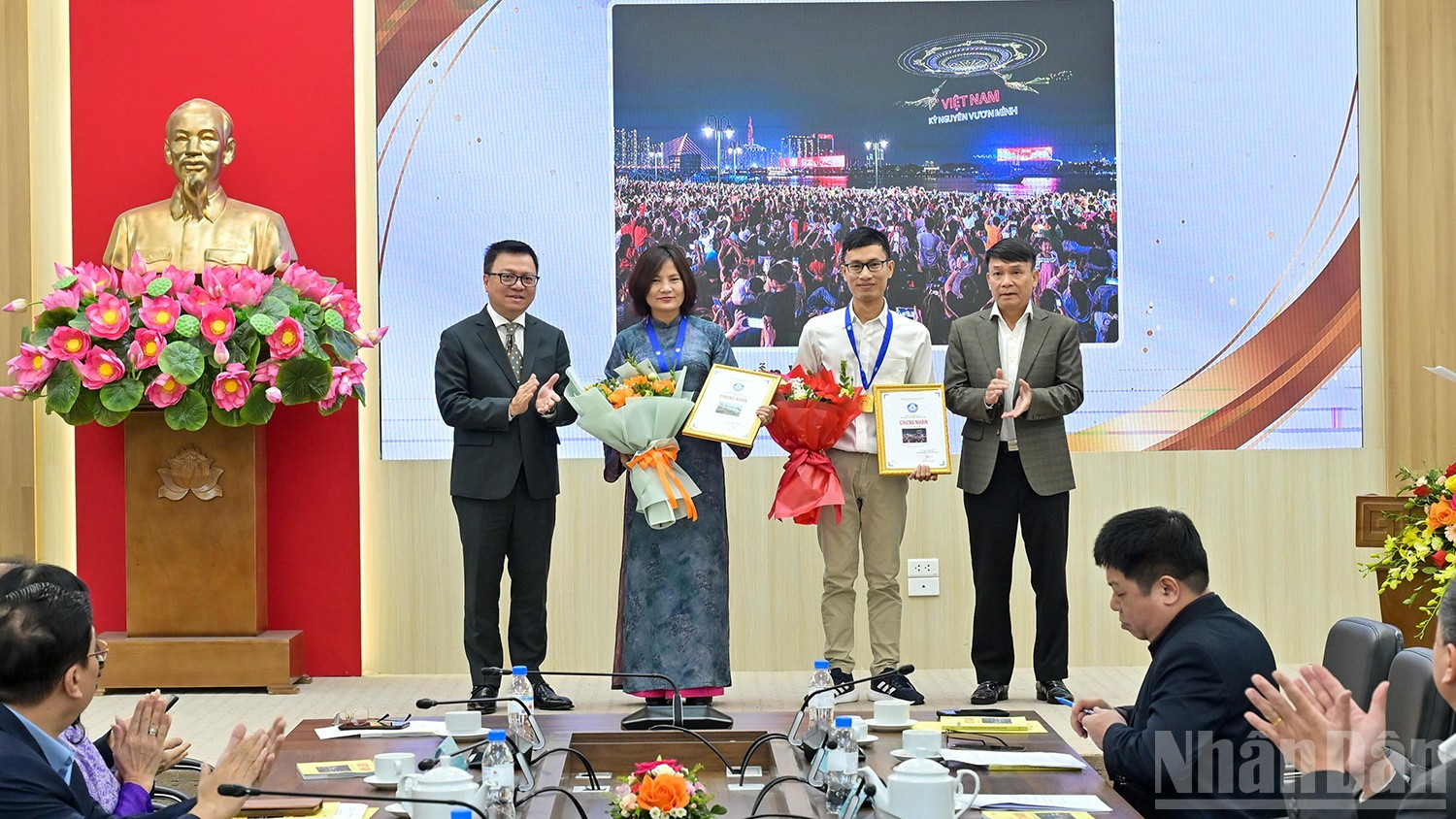 Gần 4.000 t&aacute;c phẩm dự thi ảnh b&aacute;o ch&iacute; "Việt Nam tr&ecirc;n h&agrave;nh tr&igrave;nh đổi mới"- Ảnh 1.