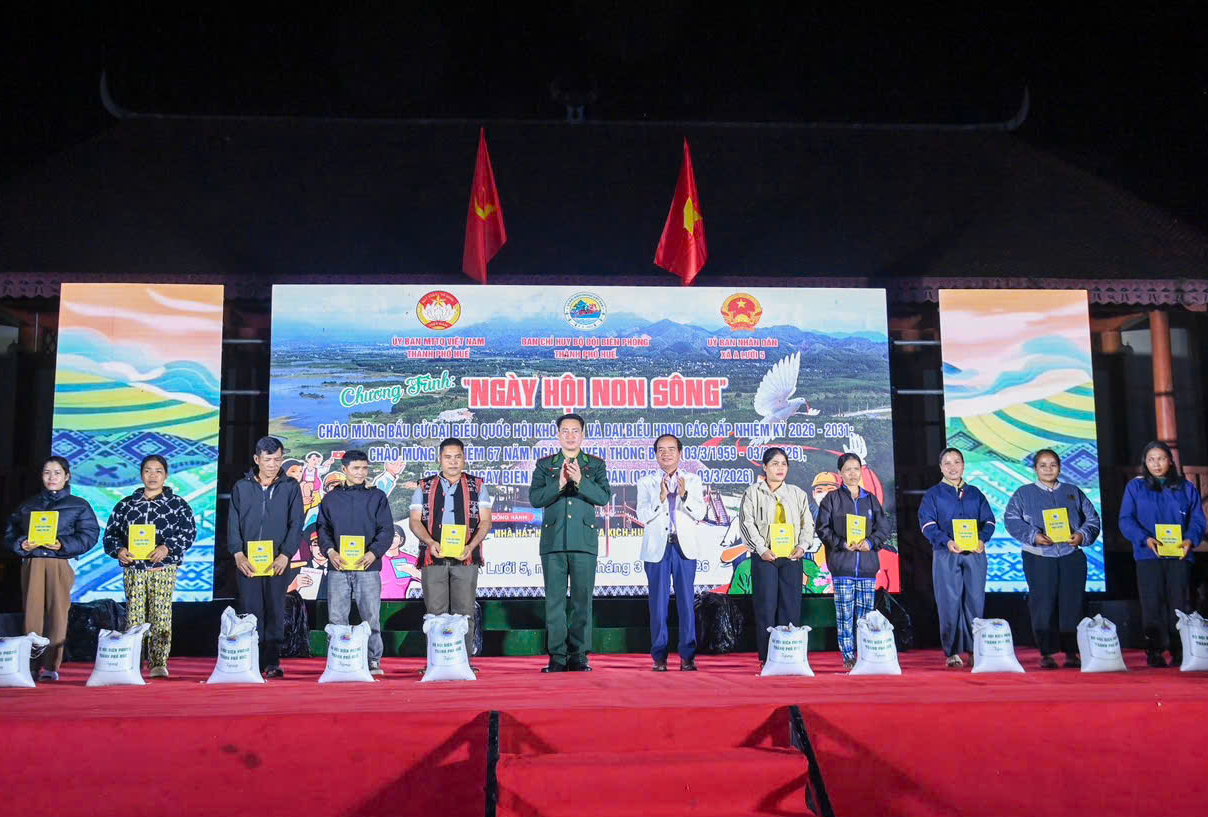 Huế: Rộn ràng "Ngày hội non sông" nơi xã biên giới A Lưới- Ảnh 1. Huế: Rộn ràng "Ngày hội non sông" nơi xã biên giới A Lưới- Ảnh 1.