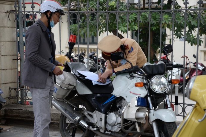 CSGT xử lý xe vi phạm tại đường Nguyễn Chí Thanh -