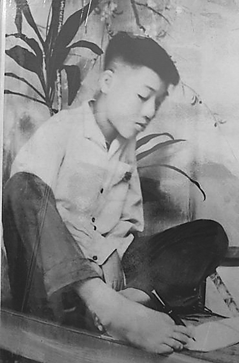 cậu bé Nguyễn NGọc ký viết bằng chân là tấm gương 