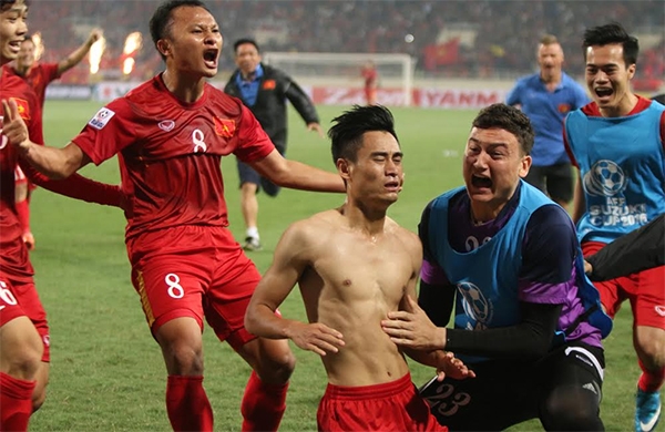 Vũ Minh Tuấn ăn mừng bàn thắng vào lưới ĐT Indones