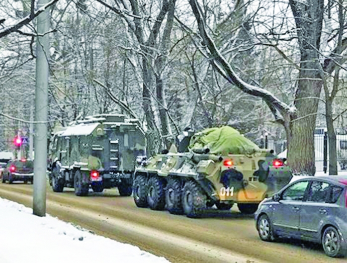 Hình ảnh thiết bị quân sự Nga đổ dồn về biên giới 