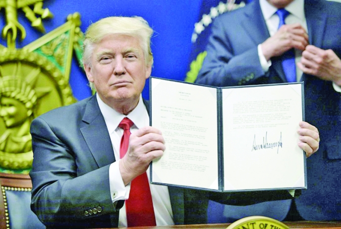 Tổng thống Mỹ Donald Trump ký sắc lệnh tị nạn, nhậ