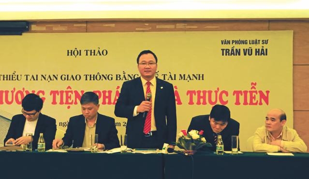 TS. Khuất Việt Hùng tiếp nhận và cảm ơn các ý kiến