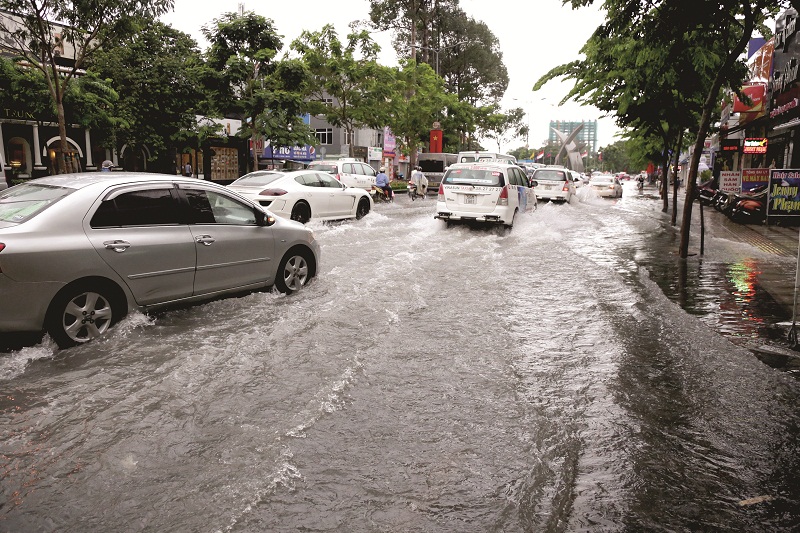 Đường Trương Sơn bị ngập trong cơn mưa chiều 2.6 d