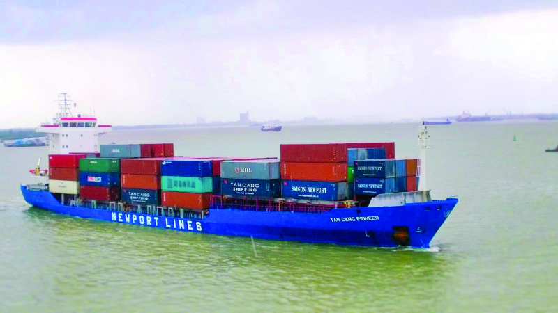 Tàu container vào làm hàng tại Tân cảng - Cái Cui.