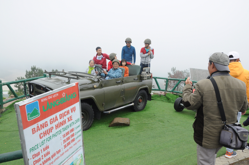 Du khách chụp ảnh kỷ niệm trên đỉnh Lang Biang Đà 