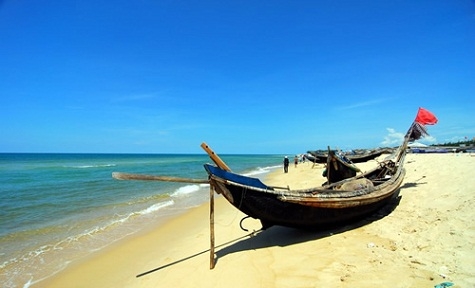 Thuận An là nơi thu hút khách du lịch đến tắm mát và nghỉ dưỡng vào dịp hè