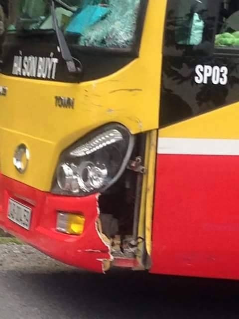 Phần đầu chiếc xe buýt cũng bị hư hỏng