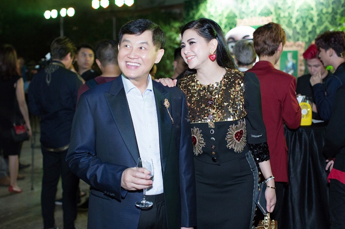 Doanh nhan Johnathan Hanh Nguyen va Thuy Tien_Bieu