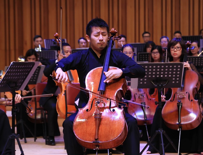 Nghệ sỹ cello Miyata Dai