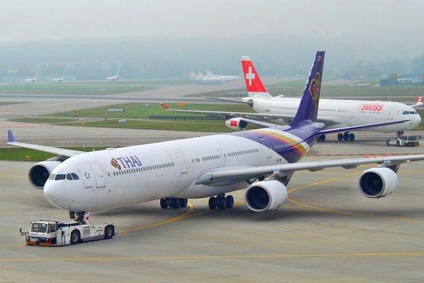 Một máy bay Airbus A340 đang bị đắp chiếu