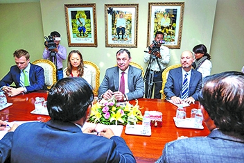 Đại sứ Mỹ tại Campuchia William Heidt và Bộ trưởng