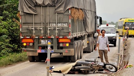 tai nạn chồng chết vợ nguy kịch.