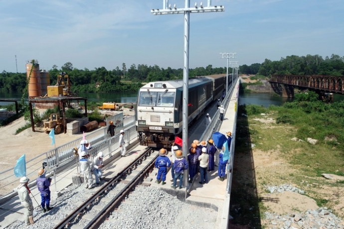 Chuyến tàu đầu tiên qua cầu đường sắt sông Bồ mới 