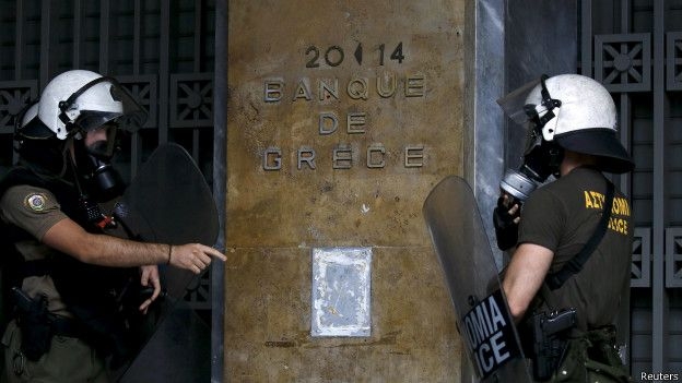 Cảnh sát chống bạo động đứng gác trước cửa ngân hà