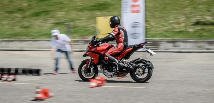 dre-ducati-riding-experience-2013-e-bosch_22-900x4