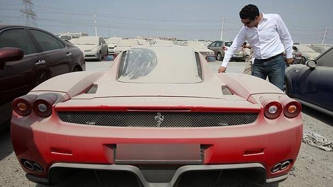 Một chiếc Ferrari bị bỏ không tại bãi đỗ sân bay