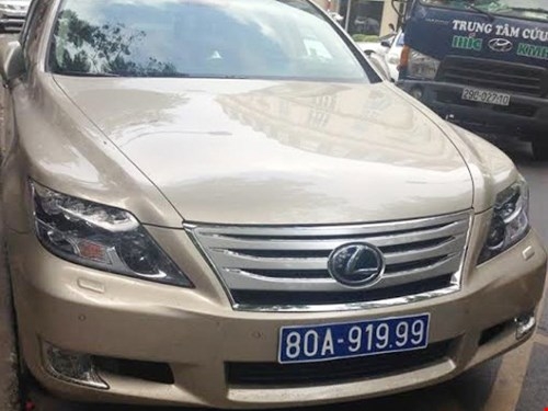 xe lexus đeo biển giả