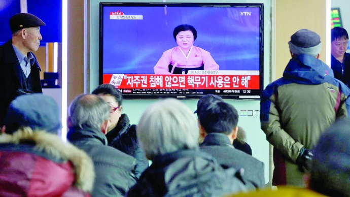 Người dân Hàn Quốc theo dõi bản tin thông báo Triề