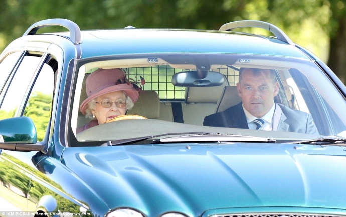 Nữ hoàng Anh thường xuyên tự lái xe từ cung điện t