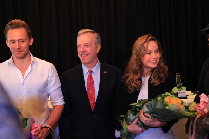 ông Ted Osius, Đại sứ Mỹ tại Hà Nội  ( giữa) chụp 