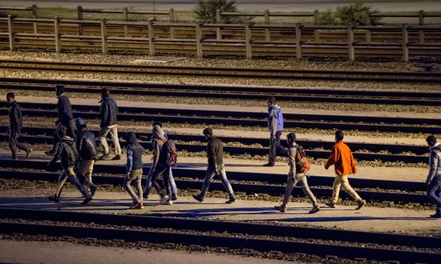 Người tị nạn đi bộ dọc theo đường hầm Eurotunnel đ