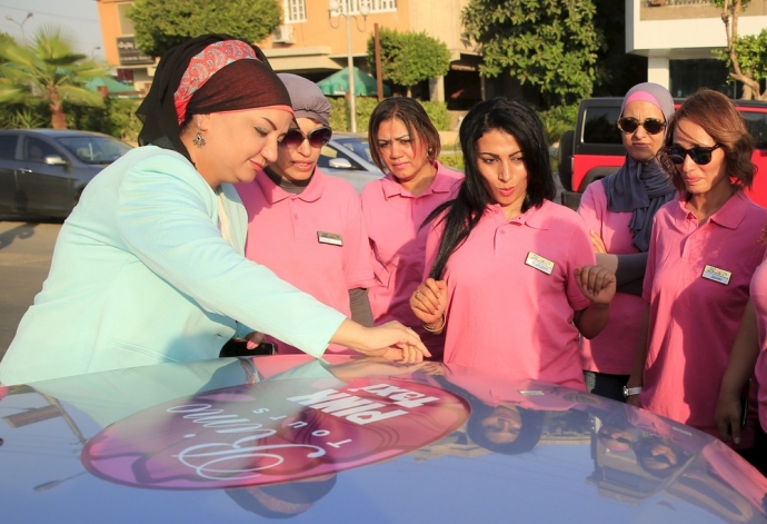 Reem Fawzy (trái) Giám đốc Pink Taxi cùng vơ