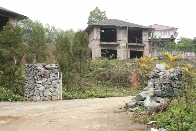 biệt thự bỏ hoang trên đồi Đá Bạc xã Yên Bài