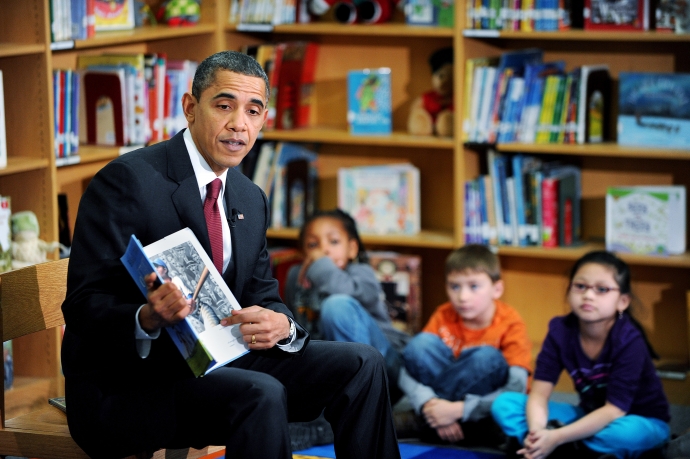 Tổng thống Obama tặng sách cho một học sinh Trường