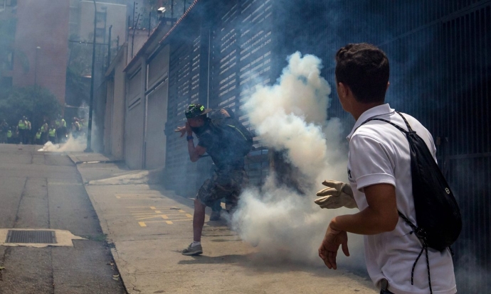 1 Người biểu tình Venezuela đụng độ với cảnh sát