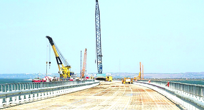 Nga buộc phải lùi hạn xây cầu Kerch nối quần đảo C