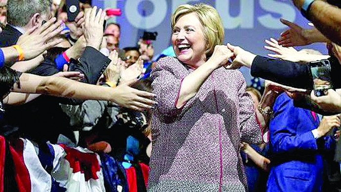 Chiếc áo khoác trị giá tới 12.459 USD bà Clinton m