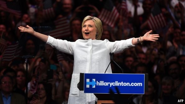 Hillary Clinton tuyên bố chiến thắng trong Đảng Dâ