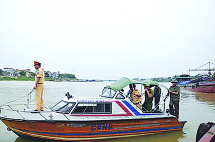 Cảnh sát đường thủy (Công an tỉnh Phú Thọ) tuần tr