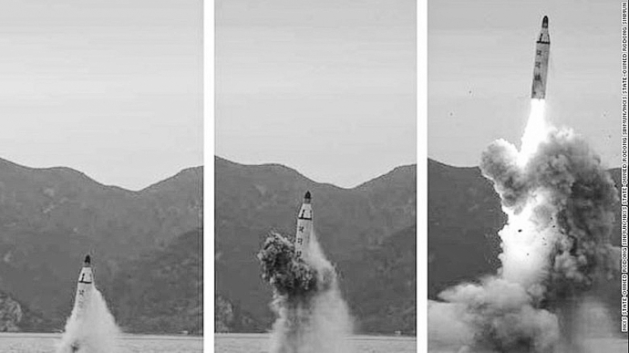 Hình ảnh Triều Tiên thử tên lửa phóng từ tàu ngầm 
