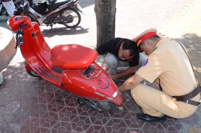 CSGT ghi lại số khung số máy xe vi phạm (Văn Thanh