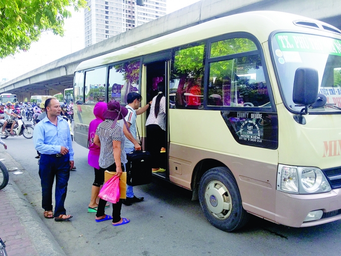 Nhà xe Minh Kiệm đón khách trên đường Phạm Hùng, H