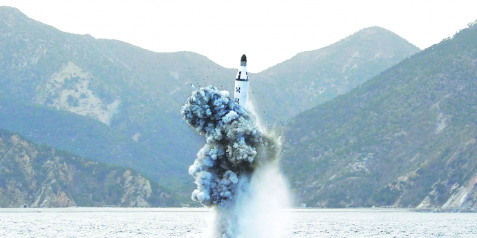 Một vụ phóng tên lửa của Triều Tiên từ tàu ngầm hồ